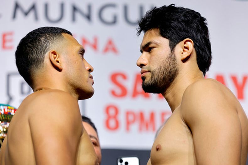David Benavidez (izquierda) se carea con el campeón de peso crucero de la AMB/OMB, Gilberto Ramírez, durante un pesaje ceremonial en el MGM Grand Garden Arena, el viernes 1 de mayo de 2026, en Las Vegas. (Steve Marcus/Las Vegas Sun vía AP)