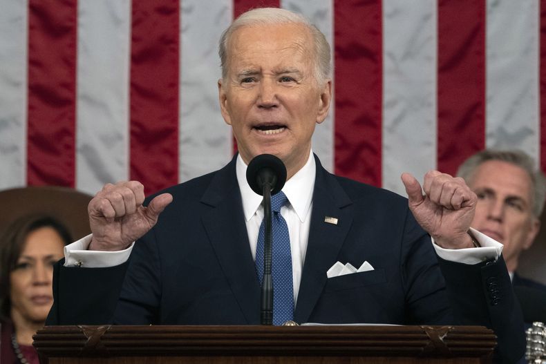 ARCHIVO - El presidente Joe Biden pronuncia su discurso sobre el estado de la Unión ante las cámaras del Congreso en el Capitolio, Washington, 7 de febrero de 2023. Está flanqueado por la vicepresidenta Kamala Harris y el presidente de la cámara baja, Kevin McCarthy. (AP Foto/Jacquelyn Martin, Pool, File)