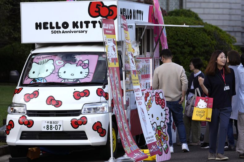 Una camioneta con comida decorada con imágenes de Hello Kitty afuera del Museo Nacional durante la exposición A medida que yo cambio, ella también, por el 50 aniversario de Hello Kitty en el Museo Nacional de Tokio el miércoles 30 de octubre de 2024. (Foto AP/Shuji Kajiyama)