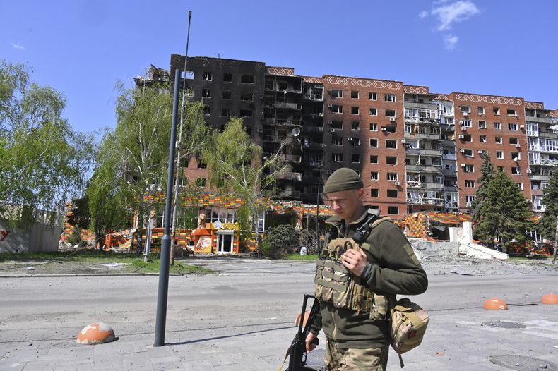 ARCHIVO - Un soldado ucraniano camina junto a edificios dañados en el centro de Pokrovsk, donde se producen intensas batallas con tropas rusas en la región de Donetsk de Ucrania, el 23 de abril de 2025. (AP Foto/Michael Shtekel, Archivo)
