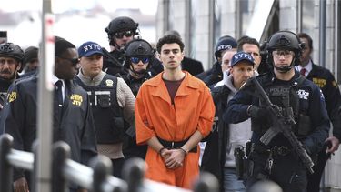 Luigi Mangione, el acusado de matar al CEO de UnitedHealthcare, escoltado por policías en Nueva York el 19 de diciembre del 2024. (AP foto/Pamela Smith)