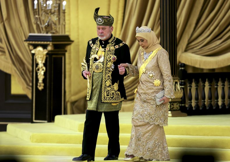 El 17mo rey de Malasia, Sultan Ibrahim Iskandar, y la reina Raja Zarith Sofiah, se acercan al trono durante su coronación, en el Palacio Nacional, en Kuala Lumpur, Malasia, el 20 de julio de 2024. (Hasnoor Hussain/Pool Foto vía AP)