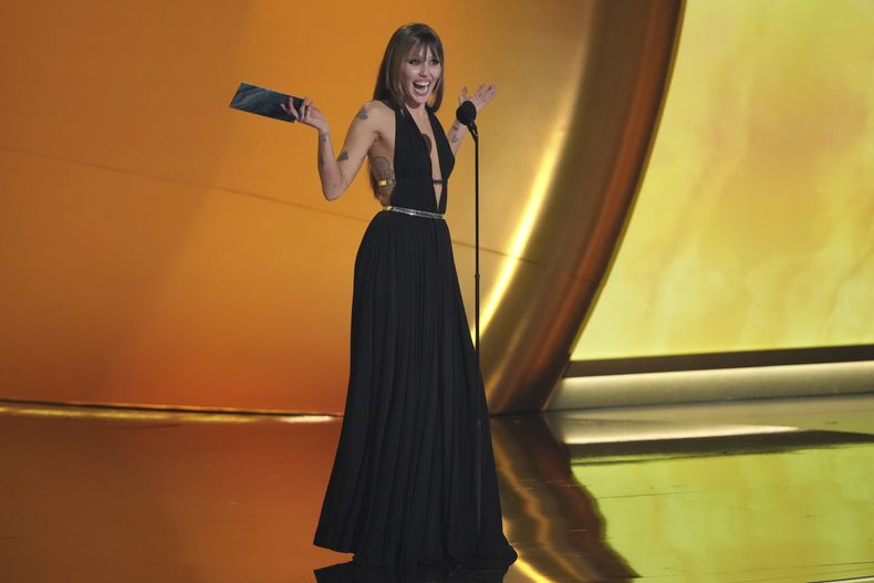 Miley Cyrus presenta el premio a la grabación del año durante la 67ª entrega anual de los premios Grammy el domingo 2 de febrero de 2025 en Los Ángeles. (Foto AP/Chris Pizzello)