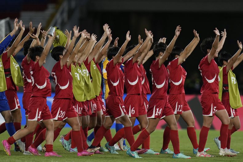 Las jugadoras de Corea del Norte agradecen después de derrotar a Estados Unidos en las semifinales del Mundial sub20 en Cali, Colombia, el miércoles 18 de septiembre de 2024 (AP Foto/Fernando Vergara)