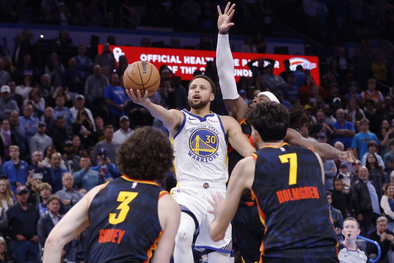 Stephen Curry, base de los Warriors de Golden State, se prepara para disparar en los últimos segundos del partido ante el Thunder de Oklahoma City, el viernes 3 de noviembre de 2023 (AP Foto/Nate Billings)