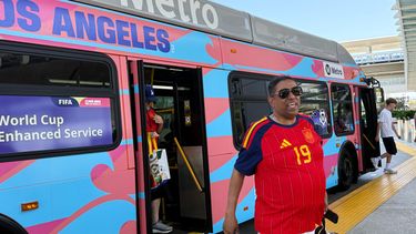 Un grupo de aficionados desciende de un autobús tras el partido del Mundial entre España y Austria, el jueves 2 de julio de 2026 en Los Ángeles (AP Foto/Jaimie Ding)