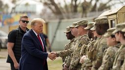 ARCHIVO – El candidato presidencial republicano y expresidente, Donald Trump, saluda a miembros de la Guardia Nacional en la frontera entre Estados Unidos Y México, el 29 de febrero de 2024, en Eagle Pass, Texas. (AP Foto/Eric Gay, Archivo)