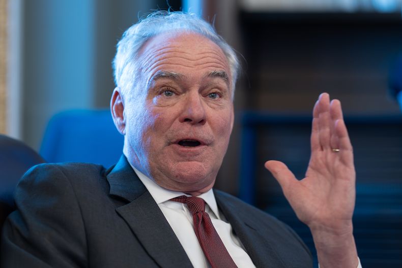 El senador demócrata Tim Kaine habla con la prensa sobre las intenciones de Donald Trump en política exterior, en particular sobre Venezuela, el jueves 6 de noviembre de 2025, en Washington. (AP Foto/J. Scott Applewhite)