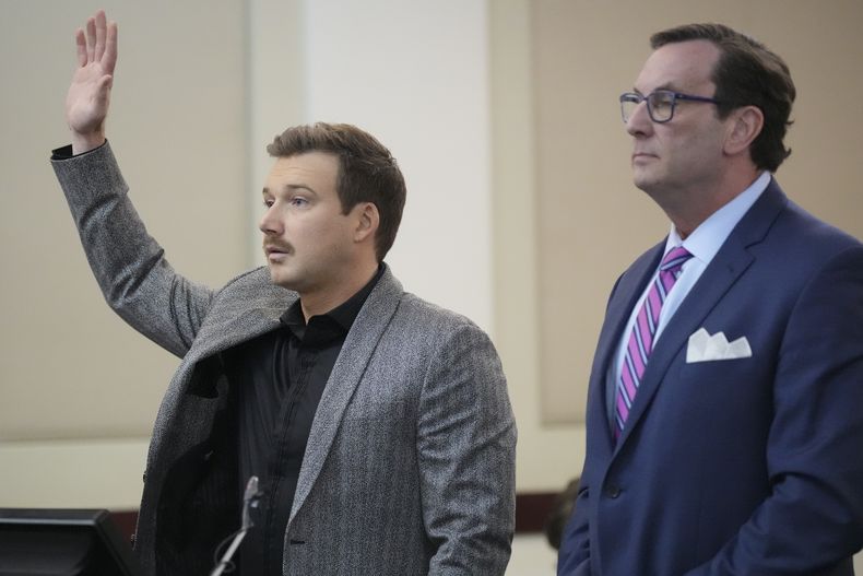 Morgan Wallen, a la izquierda, se declara culpable de imprudencia temeraria por arrojar una silla desde un balcón de seis pisos en un tribunal penal el jueves 12 de diciembre de 2024 en Nashville, Tennessee. (Foto AP/George Walker IV)
