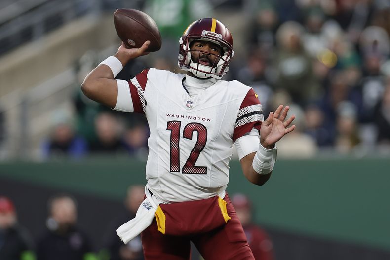 Jacoby Brissett (12), quarterback de los Commanders de Washington, lanza un pase en contra de los Jets de Nueva York durante el cuarto periodo del juego de la NFL del domingo 24 de diciembre de 2023, en East Rutherford, Nueva Jersey. (AP Foto/Adam Hunger)