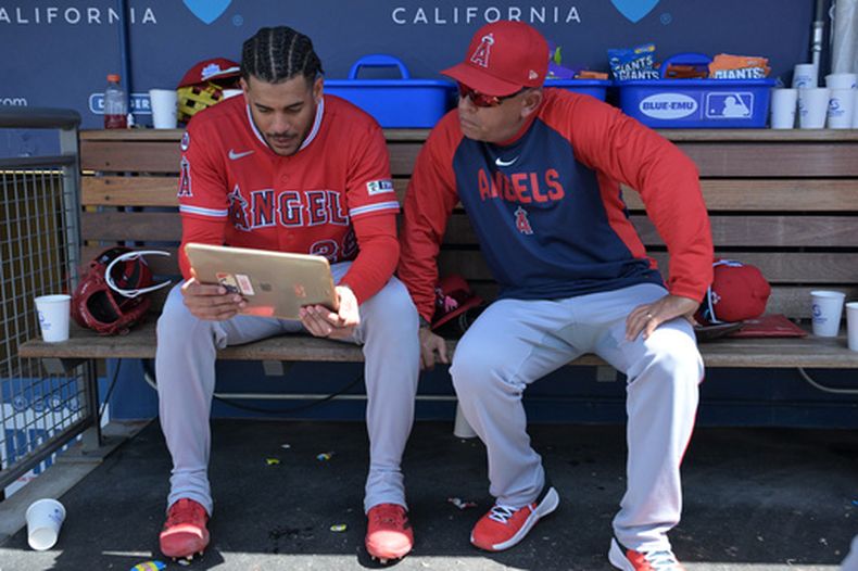 ARCHIVO - José Siri, izquierda, de los Angelinos de Los Ángeles, observa un iPad en el dugout con el coach asistente del equipo, Jobel Jiménez, durante un partido contra los Dodgers de Los Ángeles, el 7 de junio de 2026, en Los Ángeles. (AP Foto/Jayne Kamin-Oncea, Archivo)