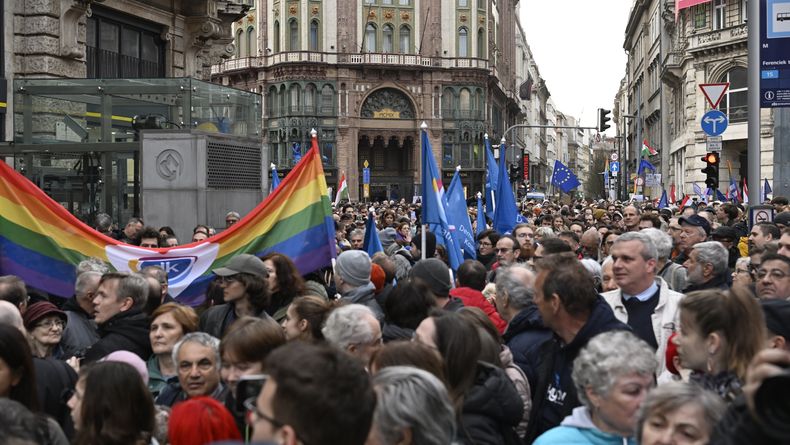 Manifestantes ondean banderas durante una protesta contra una ley que prohíbe los eventos relacionados con el Orgullo LGBTQ+ y restringe el derecho a reunirse, el martes 25 de marzo de 2025, en Budapest, Hungría. (Zoltan Mathe/MTI vía AP)