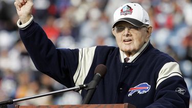 americateve | El due&ntilde;o de los Bills de Buffalo, Ralph Wilson, muestra su anillo de miembro del Sal&oacute;n de la Fama de la NFL el 1 de noviembre de 2009. Wilson falleci&oacute; el martes, 25 de marzo de 2014. (AP Photo/Dean Duprey, File)