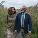 En esta imagen proporcionada por MGM, Erika Alexander, izquierda, y Jeffrey Wright en una escena de American Fiction. (Claire Folger/MGM-Orion Releasing vía AP)