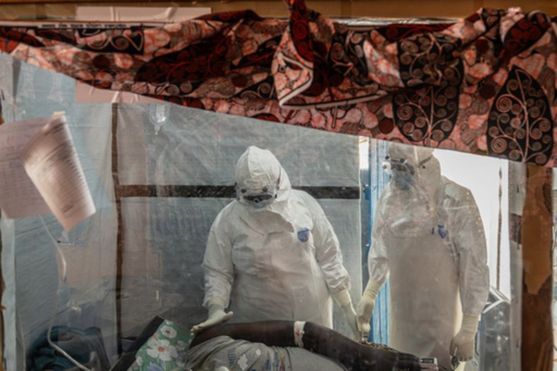 ARCHIVO - Trabajadores de Salud atienden a un paciente de ébola en el centro de tratamiento de ébola en Ituri, República Democrática del Congo, el jueves 18 de junio de 2026. (AP foto/Moses Sawasawa, Archivo)