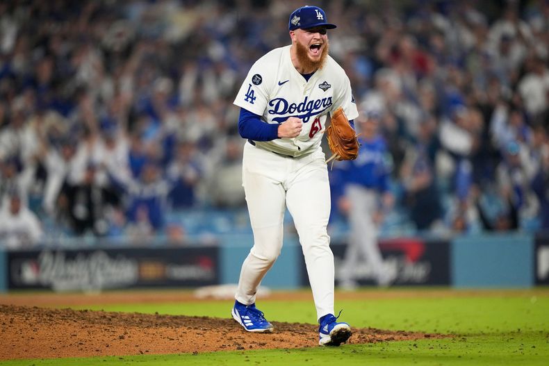 Will Klein, relevista de los Dodgers de Los Ángeles, celebra en el tercer juego de la Serie Mundial en contra de los Azulejos de Toronto durante la 16ta entrada, el lunes 27 de octubre de 2025, en Los Ángeles. (AP Foto/Brynn Anderson)