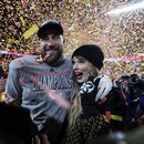 ARCHIVO - Donna Kelce con su hijo, el ala cerrada de los Chiefs de Kansas City, Travis Kelce, y Taylor Swift después del partido de fútbol americano de la NFL por el Campeonato de la AFC contra los Bills de Buffalo, el 26 de enero de 2025, en Kansas City, Misuri. (Foto AP/Ashley Landis, archivo)