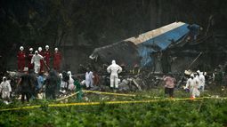 ARCHIVO - Equipos de rescate buscan entre los restos de un Boeing 737 que se estrelló en un campo de yuca con más de 100 pasajeros a bordo, en La Habana, Cuba, el 18 de mayo de 2018. (Foto AP/Ramón Espinosa, Archivo)