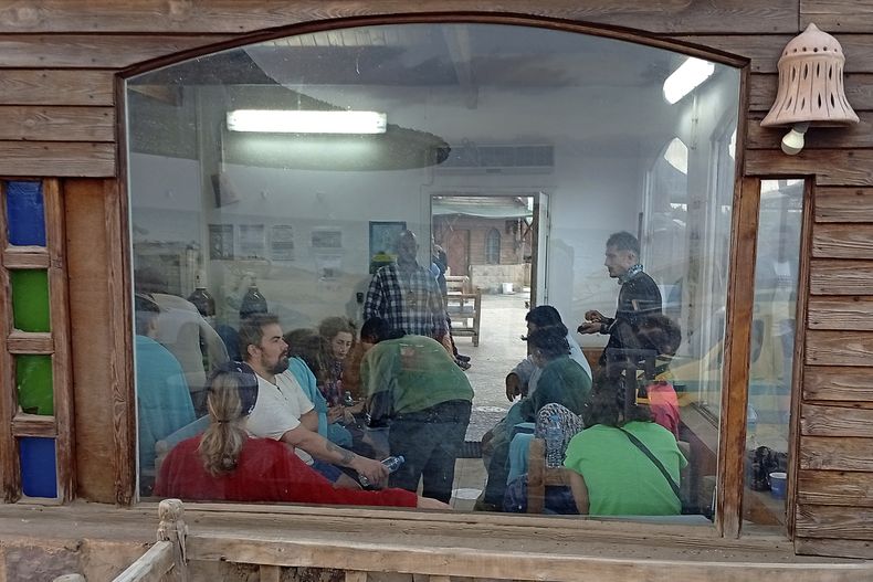 Sobrevivientes descansan en un café en Marsa Alam, Egipto, el 25 de noviembre del 2024 luego que un yate de turistas se hundió en el Mar Rojo. (AP foto)