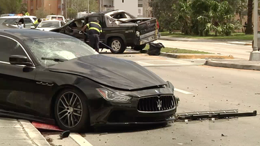 aparatoso accidente en la calle flagler tras otro conductor que iba manejando en sentido contrario