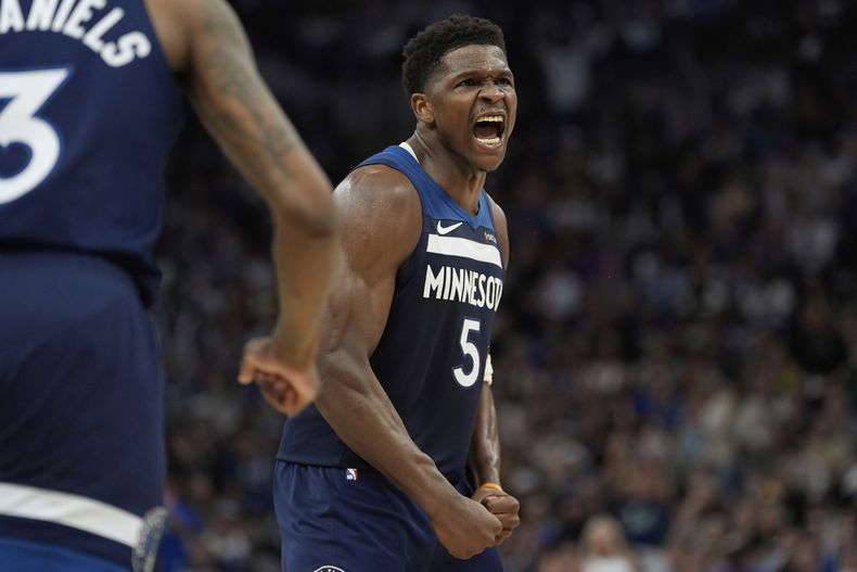 El escolta de los Timberwolves de Minnesota, Anthony Edwards (5), celebra después de un tiro realizado por el alero Julius Randle (30) durante la primera mitad del Juego 4 de una serie de playoffs de primera ronda de baloncesto de la NBA contra los Lakers de Los Ángeles, el domingo 27 de abril de 2025, en Minneapolis. (AP Foto/Abbie Parr)