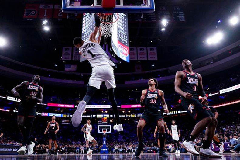 Victor Wembanyama de los Spurs de San Antonio clava el balón en el encuentro ante los 76ers de Filadelfia el martes 3 de marzo del 2026. (AP Foto/Chris Szagola)