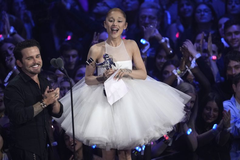 Christian Breslauer, a la izquierda, y Ariana Grande reciben el premio al video del año por Brighter Days Ahead durante los MTV Video Music Awards el domingo 7 de septiembre de 2025, en el UBS Arena en Elmont, Nueva York. (Foto Charles Sykes/Invision/AP)