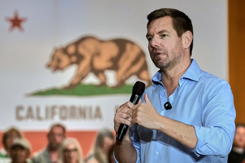 El legislador Eric Swalwell, demócrata de California, en una reunión pública en Sacramento, California, el 7 de abril de 2026. (Foto AP/Rich Pedroncelli, Archivo)