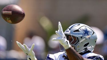 El ala cerrada de los Cowboys de Dallas, Princeton Fant, atrapa un pase durante el campamento de entrenamiento del equipo de fútbol americano el sábado 1 de agosto de 2026, en Oxnard, California. (Foto AP/Mark J. Terrill)