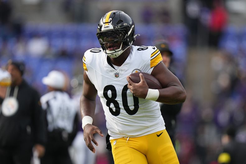 ARCHIVO - El ala cerrada de los Steelers de Pittsburgh, Darnell Washington, calienta antes de un partido de fútbol americano de la NFL contra los Ravens de Baltimore, el 7 de diciembre de 2025, en Baltimore. (Foto de archivo de AP/Stephanie Scarbrough)