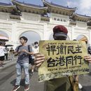 Activistas y simpatizantes de Hong Kong en Taiwán llevan a cabo una protesta para conmemorar el décimo aniversario del movimiento sombrilla de 2014 y el quinto aniversario del movimiento contra el proyecto de enmienda de la ley de extradición en Taipéi, Taiwán, domingo 9 de junio de 2024. B (AP Foto/Chiang Ying-ying)
