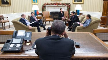 El presidente Obama hablando con Raúl Castro desde la Oficina Oval.