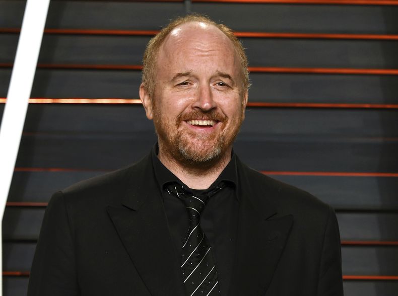 ARCHIVO- Louis C.K. en la Fiesta de Vanity Fair tras los Oscar en Beverly Hills, California, el 28 de febrero de 2016. Un nuevo documental, Sorry/Not Sorry, que se estrenará en el Festival Internacional de Cine de Toronto, profundiza sobre las acusaciones por una conducta sexual inapropiada contra el comediante Louis CK y las consecuencias para las mujeres que denunciaron. (Foto Evan Agostini/Invision/AP, archivo)