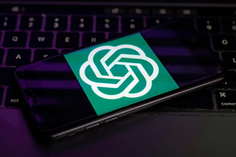 logotipo de OpenAI, empresa creadora de ChatGPT, en la pantalla de un teléfono móvil, en Nueva York, el martes 31 de enero de 2023. (AP Foto/Richard Drew)