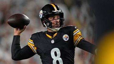 El quarterback de los Steelers de Pittsburgh, Aaron Rodgers, se prepara para lanzar un pase en la primera mitad del partido ante los Bengals de Cincinnati, el jueves 16 de octubre de 2025, en Cincinnati. (AP Foto/Carolyn Kaster)