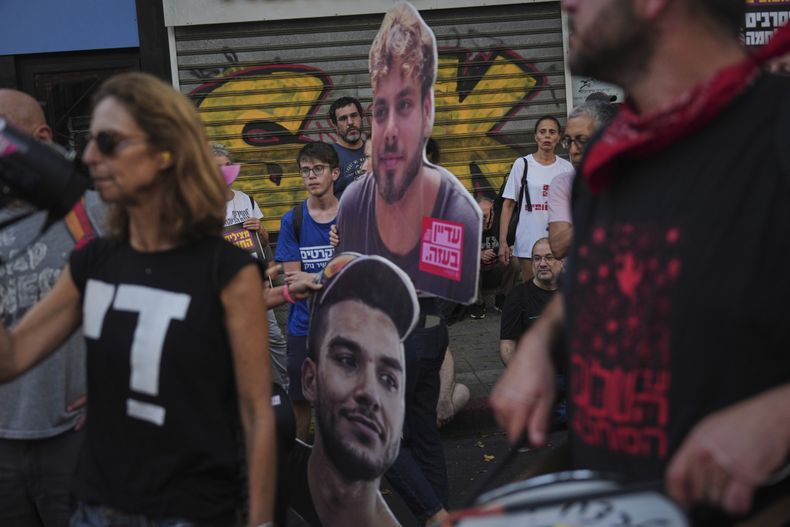Parientes y simpatizantes de los rehenes israelíes retenidos en la Franja de Gaza participan en una manifestación para exigir que Hamás los libere y para pedir el fin de la guerra, el jueves 7 de agosto de 2025, en Tel Aviv, Israel. (AP Foto/Ariel Schalit)