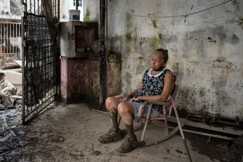 Ángela Pérez, sentada en una silla en su casa afectada por las inundaciones, en Poza Rica, en el estado mexicano de Veracruz, el 15 de octubre de 2025, una de las zonas más castigadas por las lluvias torrenciales que anegaron el centro y el este de México. (AP Foto/Félix Márquez)