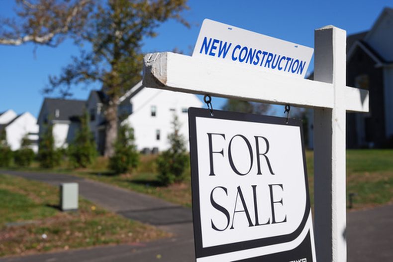 ARCHIVO - Un cartel anuncia una vivienda a la venta en Ambler, Pensilvania, el 16 de octubre de 2025. (AP Foto/Matt Rourke, Archivo)