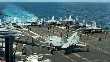 ARCHIVO - En esta imagen publicada por la Marina de EEUU, aviones militares se ven la cubierta del portaaviones de clase Nimitz USS Theodore Roosevelt, el 4 de julio de 2024, en el mar de China Meridional. (Marinero Ryan Holloway/Marina de EEUU, via AP, Archivo)