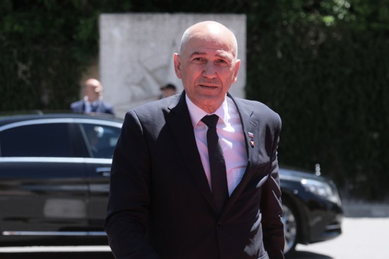El primer ministro de Eslovenia, Janez Jansa, llega para asistir a la cumbre UE-Balcanes occidentales en Tivat, Montenegro, el viernes 5 de junio de 2026. (AP Foto/Risto Bozovic)