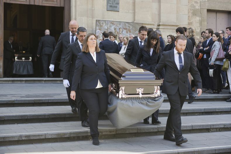 Miembros de una agencia funeraria cargan el ataúd de una de las personas fallecidas en el accidente de helicóptero ocurrido hace dos semanas en Nueva York, en el funeral de las víctimas en Barcelona, España, el martes 22 de abril de 2025. (Alberto Paredes/Europa Press vía AP)