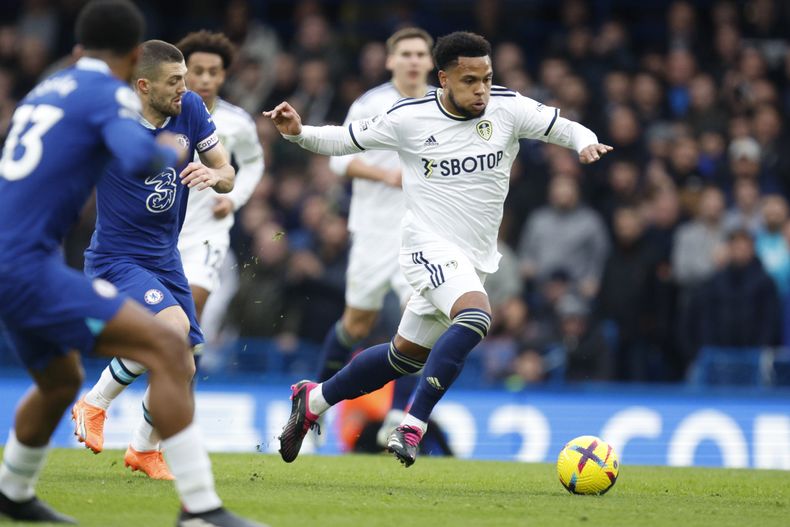 Weston McKennie, del Leeds, y Mateo Kovacic, del Chelsea, se disputan un balón durante el partido de liga, el 4 de marzo de 2023, en Londres. (AP Foto/David Cliff, Archivo)