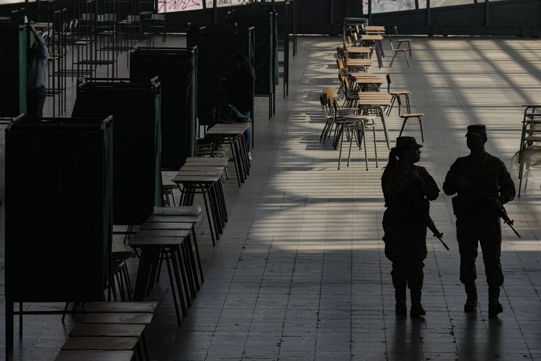 Soldados custodian la antigua estación ferroviaria de Mapocho que ahora es un centro cultural y que se utilizará como colegio electoral para la elección del Consejo Constitucional en Santiago, Chile, el viernes 5 de mayo de 2023. La elección de los 50 redactores de una nueva constitución se realizará el domingo 7 de mayo luego de que un primer intento para reemplazar la actual Constitución legada por los militares hace 42 años fue rechazado por los votantes en 2022. (AP Foto/Esteban Félix)