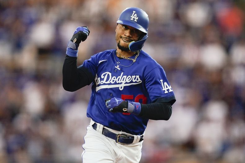 Mookie Betts, de los Dodgers de Los Ángeles, recorre las bases luego de conseguir un jonrón ante los Marlins de Marlins de Miami, el sábado 19 de agosto de 2023 (AP Foto/Ryan Sun)