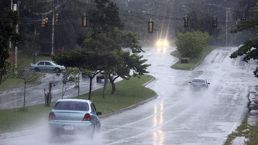 aguaceros asociados a una onda tropical afectan a varios sectores del sur y este de la isla