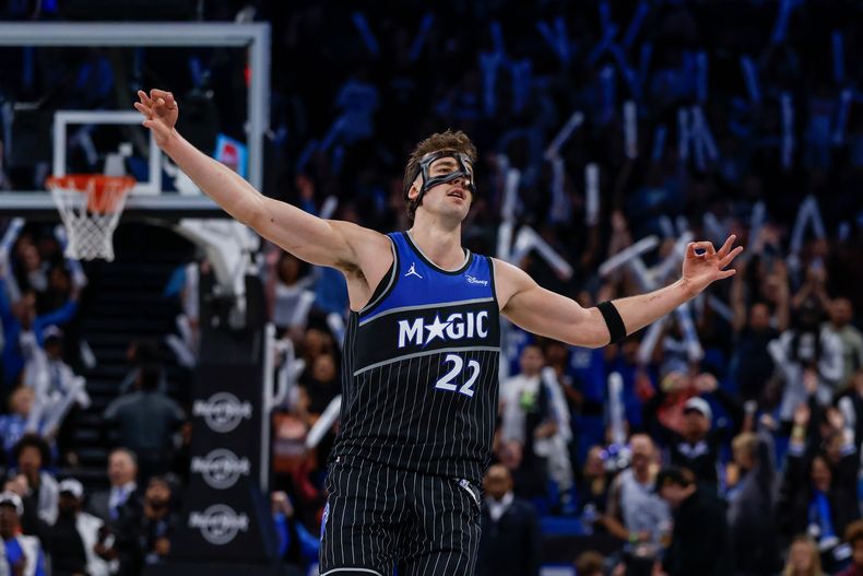 Franz Wagner (22), del Magic de Orlando, reacciona tras encestar un triple en los segundos finales del partido de baloncesto de la Copa NBA frente a los Nets de Brooklyn, el viernes 14 de noviembre de 2025, en Orlando, Florida. (AP Foto/Kevin Kolczynski)