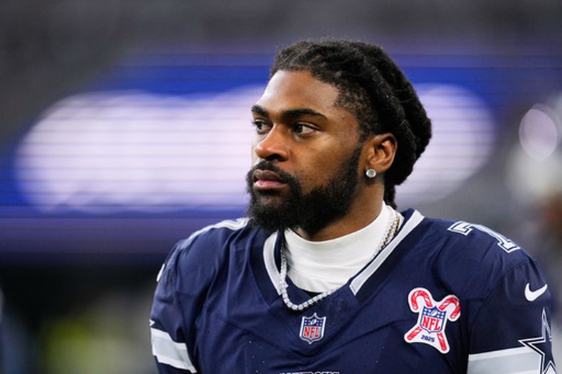 ARCHIVO - Trevon Diggs (7), de los Cowboys de Dallas, camina en la banda durante la primera mitad de un partido de la NFL en contra de los Chargers de Los Ángeles, el 21 de diciembre de 2025, en Arlington, Texas. (AP Foto/Tony Gutierrez, Archivo)