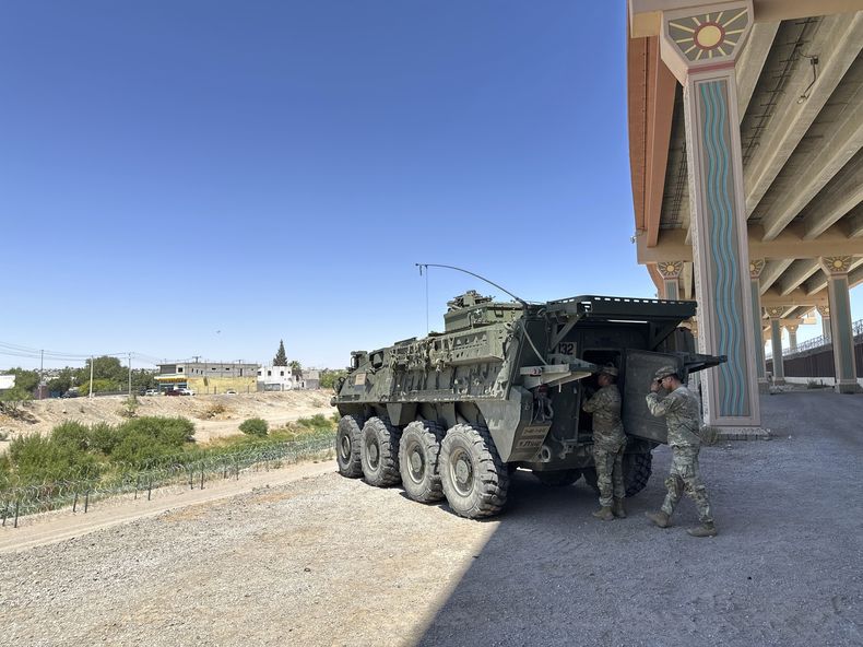 Un vehículo de transporte militar y vigilancia está estacionado en una zona de defensa nacional recientemente designada el 11 de junio de 2025, a lo largo de la frontera sur de Estados Unidos en El Paso, Texas. (Foto AP/Morgan Lee)
