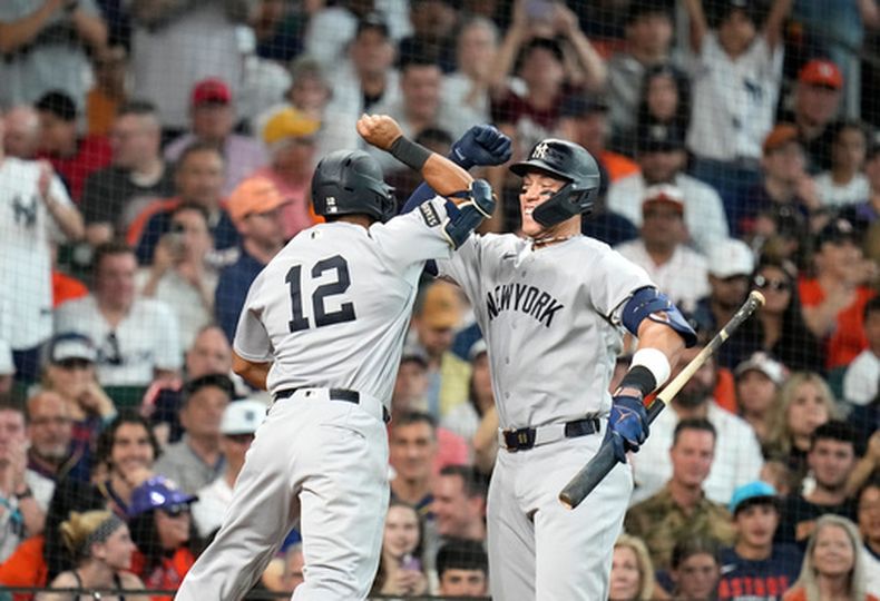 Trent Grisham (12) de los Yankees de Nueva York celebra tras su jonrón con Aaron Judge, a la derecha, durante la tercera entrada de un partido de béisbol contra los Astros de Houston, el sábado 25 de abril de 2026, en Houston. (AP Foto/Karen Warren)
