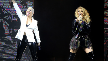 un fuerte abrazo sello el cierre de la gira perrisimas de paulina rubio y alejandra guzman en los angeles